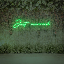 Lade das Bild in den Galerie-Viewer, "Just married" Neonschild