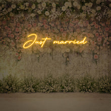 Lade das Bild in den Galerie-Viewer, "Just married" Neonschild