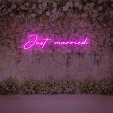 Lade das Bild in den Galerie-Viewer, "Just married" Neonschild