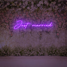 Lade das Bild in den Galerie-Viewer, "Just married" Neonschild