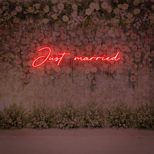 Lade das Bild in den Galerie-Viewer, "Just married" Neonschild