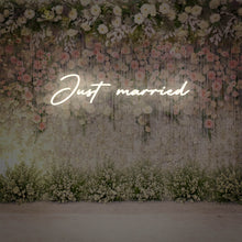 Lade das Bild in den Galerie-Viewer, "Just married" Neonschild