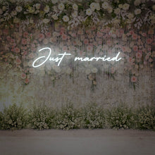 Lade das Bild in den Galerie-Viewer, "Just married" Neonschild