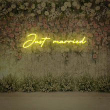 Lade das Bild in den Galerie-Viewer, "Just married" Neonschild