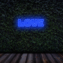Lade das Bild in den Galerie-Viewer, "Love" Neonschild