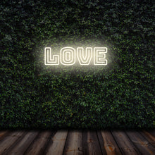 Lade das Bild in den Galerie-Viewer, "Love" Neonschild