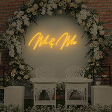 Lade das Bild in den Galerie-Viewer, "Mr & Mrs" Neonschild