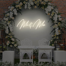 Lade das Bild in den Galerie-Viewer, "Mr & Mrs" Neonschild