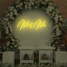 Lade das Bild in den Galerie-Viewer, "Mr & Mrs" Neonschild