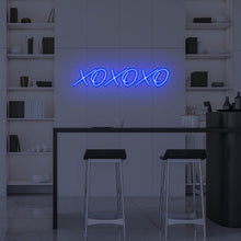 Lade das Bild in den Galerie-Viewer, "XOXOXO" Neonschild