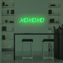 Lade das Bild in den Galerie-Viewer, "XOXOXO" Neonschild