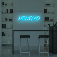 Lade das Bild in den Galerie-Viewer, "XOXOXO" Neonschild
