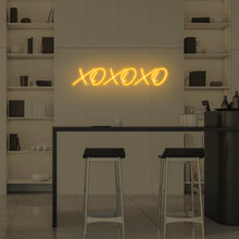Lade das Bild in den Galerie-Viewer, "XOXOXO" Neonschild