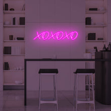 Lade das Bild in den Galerie-Viewer, "XOXOXO" Neonschild