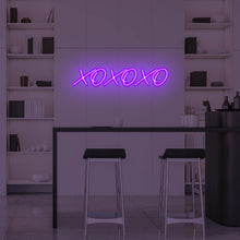 Lade das Bild in den Galerie-Viewer, "XOXOXO" Neonschild