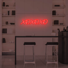 Lade das Bild in den Galerie-Viewer, "XOXOXO" Neonschild