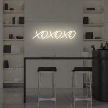 Lade das Bild in den Galerie-Viewer, "XOXOXO" Neonschild