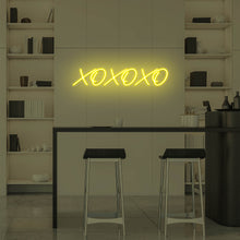 Lade das Bild in den Galerie-Viewer, "XOXOXO" Neonschild