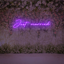 Lade das Bild in den Galerie-Viewer, &quot;Just married&quot; Neonschild
