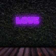 Lade das Bild in den Galerie-Viewer, &quot;Love&quot; Neonschild

